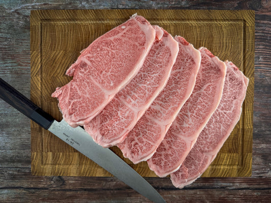 Wagyu A5 Striploin aus Japan, in feine Scheiben geschnitten, mit intensiver Marmorierung (BMS 12)